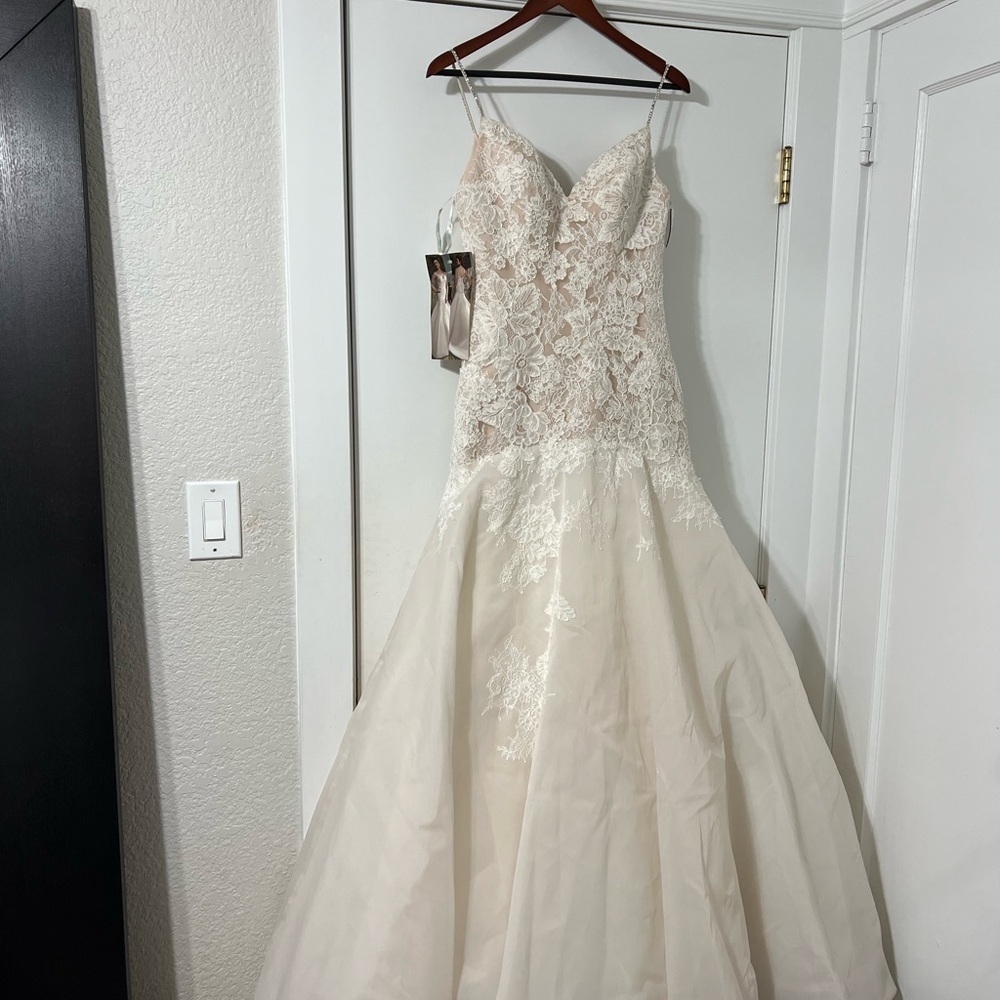 Elegant Lace Wedding Gown